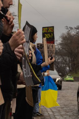 Kyiv, Ukrayna. 032424 'te, birçok insan bu pazar şehir merkezinde toplandı. Neredeyse iki yıldır Rusya' da tutsak olan savaş esirlerini desteklemek için..