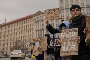 Kyiv, Ukrayna. 032424 'te, birçok insan bu pazar şehir merkezinde toplandı. Neredeyse iki yıldır Rusya' da tutsak olan savaş esirlerini desteklemek için..