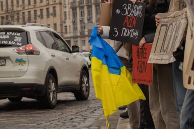 Kyiv, Ukrayna. 032424 'te, birçok insan bu pazar şehir merkezinde toplandı. Neredeyse iki yıldır Rusya' da tutsak olan savaş esirlerini desteklemek için..