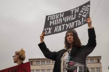 Kyiv, Ukrayna. 032424 'te, birçok insan bu pazar şehir merkezinde toplandı. Neredeyse iki yıldır Rusya' da tutsak olan savaş esirlerini desteklemek için..