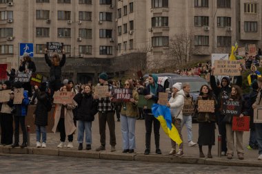 Kyiv, Ukrayna. 032424 'te, birçok insan bu pazar şehir merkezinde toplandı. Neredeyse iki yıldır Rusya' da tutsak olan savaş esirlerini desteklemek için..