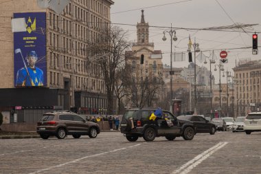 Kyiv, Ukrayna. 032424 'te, birçok insan bu pazar şehir merkezinde toplandı. Neredeyse iki yıldır Rusya' da tutsak olan savaş esirlerini desteklemek için..