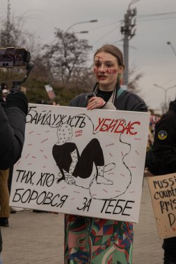 Kyiv, Ukrayna. 032424 'te, birçok insan bu pazar şehir merkezinde toplandı. Neredeyse iki yıldır Rusya' da tutsak olan savaş esirlerini desteklemek için..