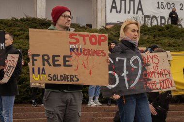 Kyiv, Ukrayna. 032424 'te, birçok insan bu pazar şehir merkezinde toplandı. Neredeyse iki yıldır Rusya' da tutsak olan savaş esirlerini desteklemek için..