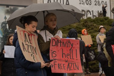 Kyiv, Ukrayna. 032424 'te, birçok insan bu pazar şehir merkezinde toplandı. Neredeyse iki yıldır Rusya' da tutsak olan savaş esirlerini desteklemek için..