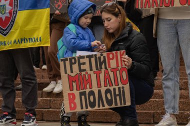 Kyiv, Ukrayna. 032424 'te, birçok insan bu pazar şehir merkezinde toplandı. Neredeyse iki yıldır Rusya' da tutsak olan savaş esirlerini desteklemek için..