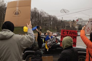 Kyiv, Ukrayna. 24 Mart 2024 'te öğleden sonra birçok akrabası ve ilgili insan, neredeyse iki yıldır Rusya' da tutsak olan savaş esirlerini desteklemek için şehir merkezinde toplandı..