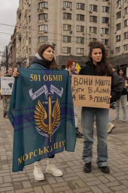 Kyiv, Ukrayna. 24 Mart 2024 'te öğleden sonra birçok akrabası ve ilgili insan, neredeyse iki yıldır Rusya' da tutsak olan savaş esirlerini desteklemek için şehir merkezinde toplandı..