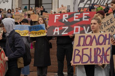 Kyiv, Ukrayna. 24 Mart 2024 'te öğleden sonra birçok akrabası ve ilgili insan, neredeyse iki yıldır Rusya' da tutsak olan savaş esirlerini desteklemek için şehir merkezinde toplandı..