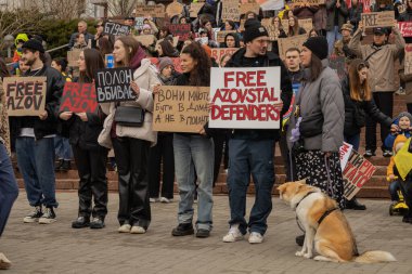 Kyiv, Ukrayna. 24 Mart 2024 'te öğleden sonra birçok akrabası ve ilgili insan, neredeyse iki yıldır Rusya' da tutsak olan savaş esirlerini desteklemek için şehir merkezinde toplandı..