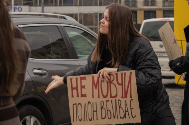 Kyiv, Ukrayna. 24 Mart 2024 'te öğleden sonra birçok akrabası ve ilgili insan, neredeyse iki yıldır Rusya' da tutsak olan savaş esirlerini desteklemek için şehir merkezinde toplandı..