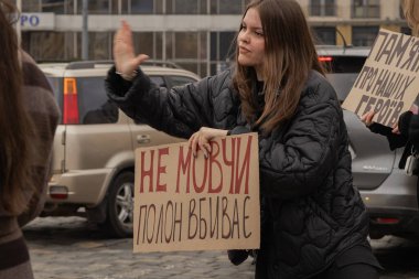 Kyiv, Ukrayna. 24 Mart 2024 'te öğleden sonra birçok akrabası ve ilgili insan, neredeyse iki yıldır Rusya' da tutsak olan savaş esirlerini desteklemek için şehir merkezinde toplandı..