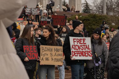 Kyiv, Ukrayna. 24 Mart 2024 'te öğleden sonra birçok akrabası ve ilgili insan, neredeyse iki yıldır Rusya' da tutsak olan savaş esirlerini desteklemek için şehir merkezinde toplandı..