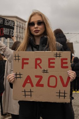 Kyiv, Ukrayna. 24 Mart 2024 'te öğleden sonra birçok akrabası ve ilgili insan, neredeyse iki yıldır Rusya' da tutsak olan savaş esirlerini desteklemek için şehir merkezinde toplandı..