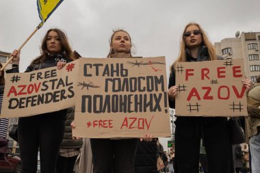 Kyiv, Ukrayna. 24 Mart 2024 'te öğleden sonra birçok akrabası ve ilgili insan, neredeyse iki yıldır Rusya' da tutsak olan savaş esirlerini desteklemek için şehir merkezinde toplandı..