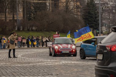 Kyiv, Ukrayna. 24 Mart 2024 'te öğleden sonra birçok akrabası ve ilgili insan, neredeyse iki yıldır Rusya' da tutsak olan savaş esirlerini desteklemek için şehir merkezinde toplandı..