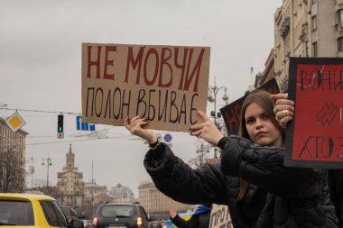 Kyiv, Ukrayna. 24 Mart 2024 'te öğleden sonra birçok akrabası ve ilgili insan, neredeyse iki yıldır Rusya' da tutsak olan savaş esirlerini desteklemek için şehir merkezinde toplandı.