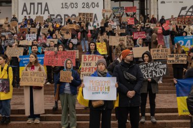 Kyiv, Ukrayna. 24 Mart 2024 'te öğleden sonra birçok akrabası ve ilgili insan, neredeyse iki yıldır Rusya' da tutsak olan savaş esirlerini desteklemek için şehir merkezinde toplandı.