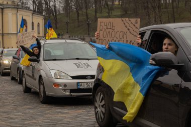Kyiv, Ukrayna. 24 Mart 2024 'te öğleden sonra birçok akrabası ve ilgili insan, neredeyse iki yıldır Rusya' da tutsak olan savaş esirlerini desteklemek için şehir merkezinde toplandı.