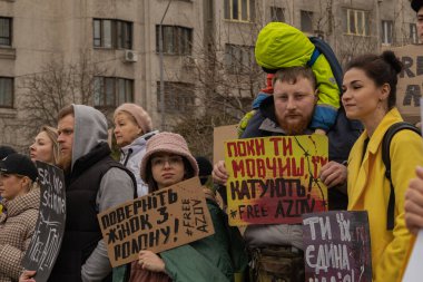 Kyiv, Ukrayna. 24 Mart 2024 'te öğleden sonra birçok akrabası ve ilgili insan, neredeyse iki yıldır Rusya' da tutsak olan savaş esirlerini desteklemek için şehir merkezinde toplandı.