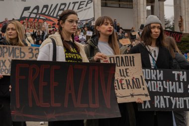 Kyiv, Ukrayna. 24 Mart 2024 'te öğleden sonra birçok akrabası ve ilgili insan, neredeyse iki yıldır Rusya' da tutsak olan savaş esirlerini desteklemek için şehir merkezinde toplandı.