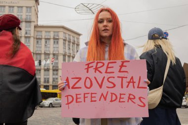 Kyiv, Ukrayna. 24 Mart 2024 'te öğleden sonra birçok akrabası ve ilgili insan, neredeyse iki yıldır Rusya' da tutsak olan savaş esirlerini desteklemek için şehir merkezinde toplandı.