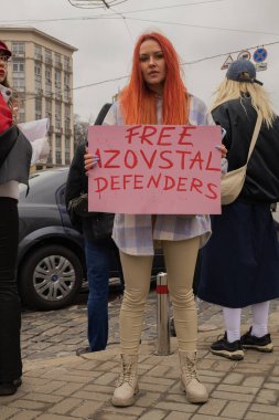 Kyiv, Ukrayna. 24 Mart 2024 'te öğleden sonra birçok akrabası ve ilgili insan, neredeyse iki yıldır Rusya' da tutsak olan savaş esirlerini desteklemek için şehir merkezinde toplandı.