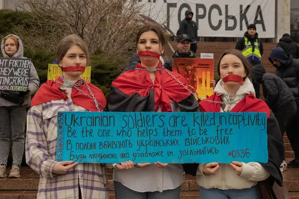 Kyiv, Ukrayna. 24 Mart 2024 'te öğleden sonra birçok akrabası ve ilgili insan, neredeyse iki yıldır Rusya' da tutsak olan savaş esirlerini desteklemek için şehir merkezinde toplandı..