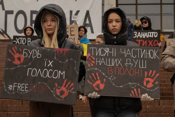Kyiv, Ukrayna. 24 Mart 2024 'te öğleden sonra birçok akrabası ve ilgili insan, neredeyse iki yıldır Rusya' da tutsak olan savaş esirlerini desteklemek için şehir merkezinde toplandı..