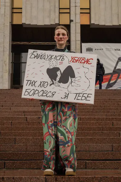 Kyiv, Ukrayna. 24 Mart 2024 'te öğleden sonra birçok akrabası ve ilgili insan, neredeyse iki yıldır Rusya' da tutsak olan savaş esirlerini desteklemek için şehir merkezinde toplandı..