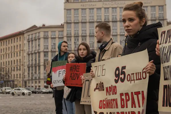 Kyiv, Ukrayna. 24 Mart 2024 'te öğleden sonra birçok akrabası ve ilgili insan, neredeyse iki yıldır Rusya' da tutsak olan savaş esirlerini desteklemek için şehir merkezinde toplandı..