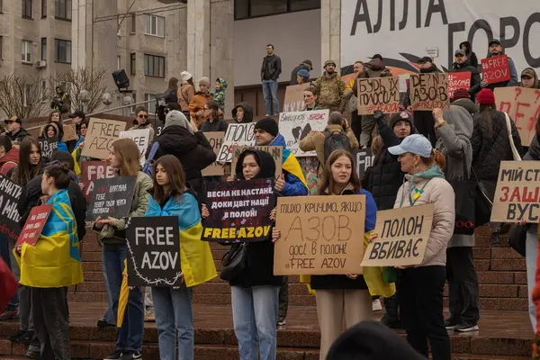 Kyiv, Ukrayna. 24 Mart 2024 'te öğleden sonra birçok akrabası ve ilgili insan, neredeyse iki yıldır Rusya' da tutsak olan savaş esirlerini desteklemek için şehir merkezinde toplandı..
