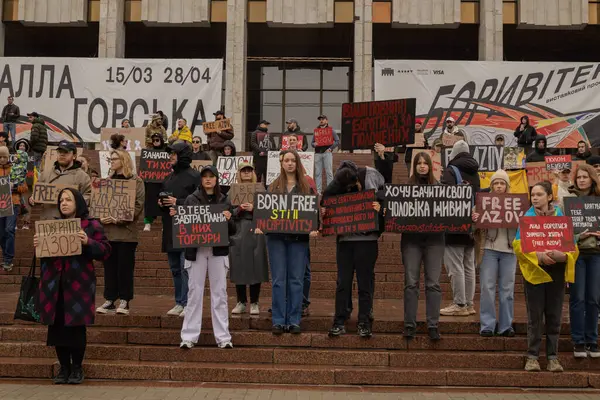 Kyiv, Ukrayna. 24 Mart 2024 'te öğleden sonra birçok akrabası ve ilgili insan, neredeyse iki yıldır Rusya' da tutsak olan savaş esirlerini desteklemek için şehir merkezinde toplandı..