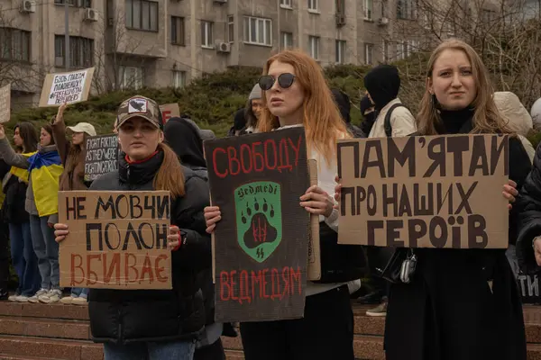 Kyiv, Ukrayna. 24 Mart 2024 'te öğleden sonra birçok akrabası ve ilgili insan, neredeyse iki yıldır Rusya' da tutsak olan savaş esirlerini desteklemek için şehir merkezinde toplandı..