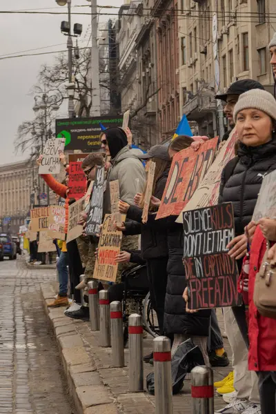 Kyiv, Ukrayna. 24 Mart 2024 'te öğleden sonra birçok akrabası ve ilgili insan, neredeyse iki yıldır Rusya' da tutsak olan savaş esirlerini desteklemek için şehir merkezinde toplandı..