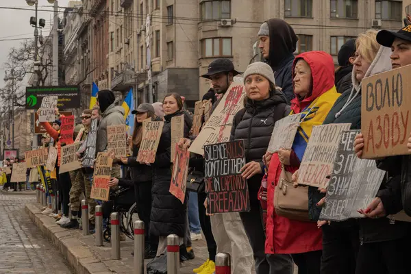 Kyiv, Ukrayna. 24 Mart 2024 'te öğleden sonra birçok akrabası ve ilgili insan, neredeyse iki yıldır Rusya' da tutsak olan savaş esirlerini desteklemek için şehir merkezinde toplandı..