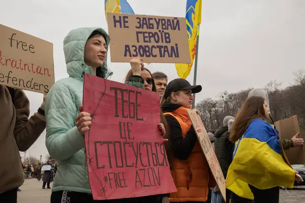 Kyiv, Ukrayna. 24 Mart 2024 'te öğleden sonra birçok akrabası ve ilgili insan, neredeyse iki yıldır Rusya' da tutsak olan savaş esirlerini desteklemek için şehir merkezinde toplandı..