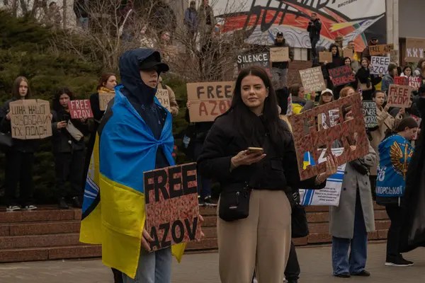 Kyiv, Ukrayna. 24 Mart 2024 'te öğleden sonra birçok akrabası ve ilgili insan, neredeyse iki yıldır Rusya' da tutsak olan savaş esirlerini desteklemek için şehir merkezinde toplandı..