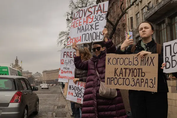 Kyiv, Ukrayna. 24 Mart 2024 'te öğleden sonra birçok akrabası ve ilgili insan, neredeyse iki yıldır Rusya' da tutsak olan savaş esirlerini desteklemek için şehir merkezinde toplandı..