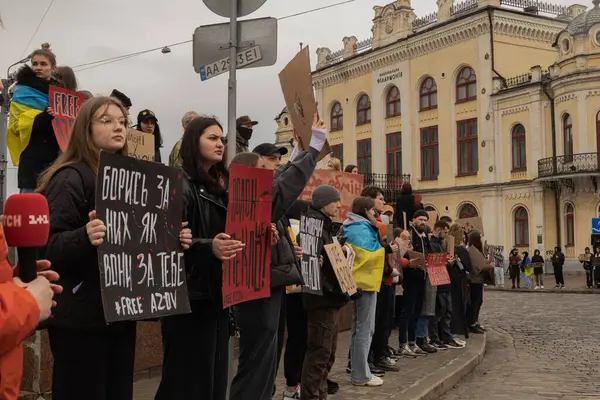 Kyiv, Ukrayna. 032424 'te, birçok insan bu pazar şehir merkezinde toplandı. Neredeyse iki yıldır Rusya' da tutsak olan savaş esirlerini desteklemek için..