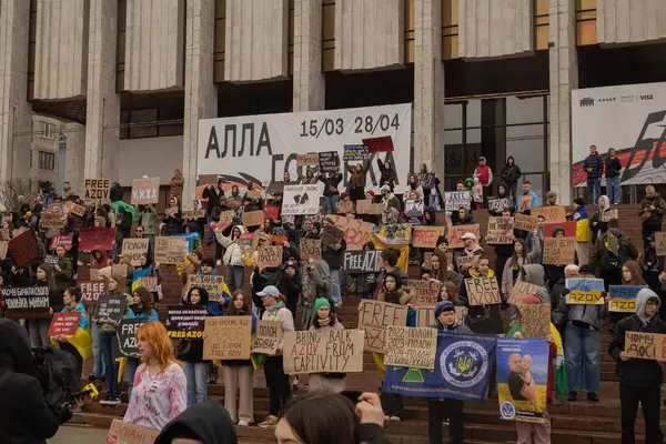 Kyiv, Ukrayna. 032424 'te, birçok insan bu pazar şehir merkezinde toplandı. Neredeyse iki yıldır Rusya' da tutsak olan savaş esirlerini desteklemek için..
