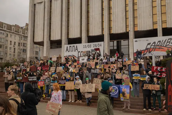 Kyiv, Ukrayna. 032424 'te, birçok insan bu pazar şehir merkezinde toplandı. Neredeyse iki yıldır Rusya' da tutsak olan savaş esirlerini desteklemek için..