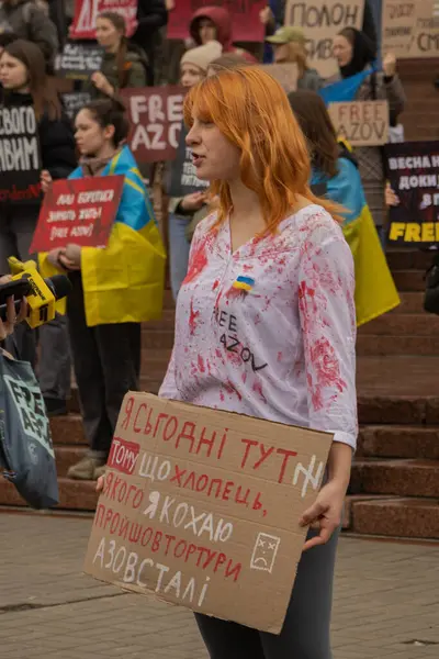 Kyiv, Ukrayna. 032424 'te, birçok insan bu pazar şehir merkezinde toplandı. Neredeyse iki yıldır Rusya' da tutsak olan savaş esirlerini desteklemek için..