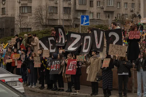 Kyiv, Ukrayna. 032424 'te, birçok insan bu pazar şehir merkezinde toplandı. Neredeyse iki yıldır Rusya' da tutsak olan savaş esirlerini desteklemek için..
