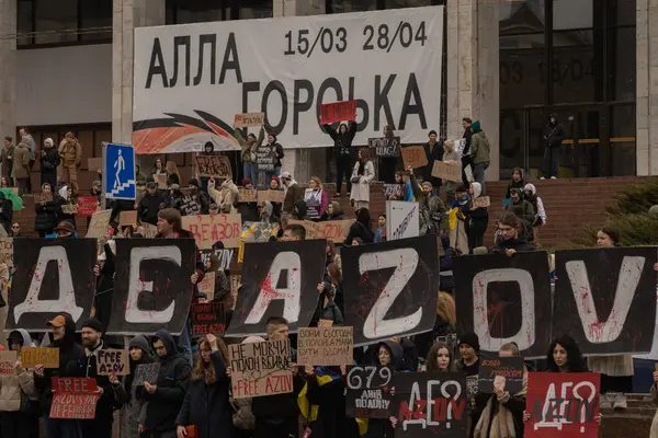 Kyiv, Ukrayna. 032424 'te, birçok insan bu pazar şehir merkezinde toplandı. Neredeyse iki yıldır Rusya' da tutsak olan savaş esirlerini desteklemek için..