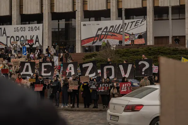 Kyiv, Ukrayna. 032424 'te, birçok insan bu pazar şehir merkezinde toplandı. Neredeyse iki yıldır Rusya' da tutsak olan savaş esirlerini desteklemek için..