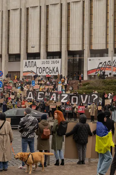 Kyiv, Ukrayna. 032424 'te, birçok insan bu pazar şehir merkezinde toplandı. Neredeyse iki yıldır Rusya' da tutsak olan savaş esirlerini desteklemek için..