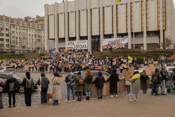 Kyiv, Ukrayna. 032424 'te, birçok insan bu pazar şehir merkezinde toplandı. Neredeyse iki yıldır Rusya' da tutsak olan savaş esirlerini desteklemek için..