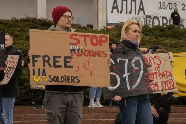 Kyiv, Ukrayna. 032424 'te, birçok insan bu pazar şehir merkezinde toplandı. Neredeyse iki yıldır Rusya' da tutsak olan savaş esirlerini desteklemek için..