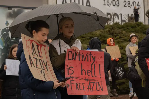 Kyiv, Ukrayna. 032424 'te, birçok insan bu pazar şehir merkezinde toplandı. Neredeyse iki yıldır Rusya' da tutsak olan savaş esirlerini desteklemek için..